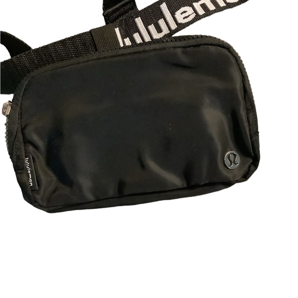 Lululemon Waist/Shoulder Bag. Black and White. Excellent used Condition